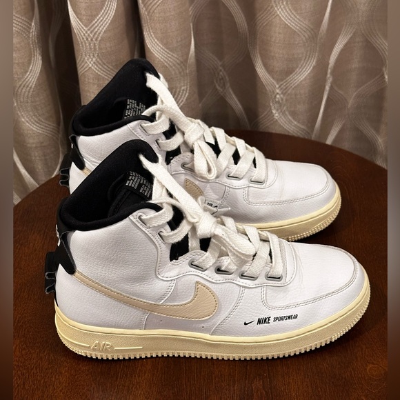 Nike Unique Women’s Air Force 1 High Utility White Light Cream Reverse Tag 8.5 - Picture 3 of 13